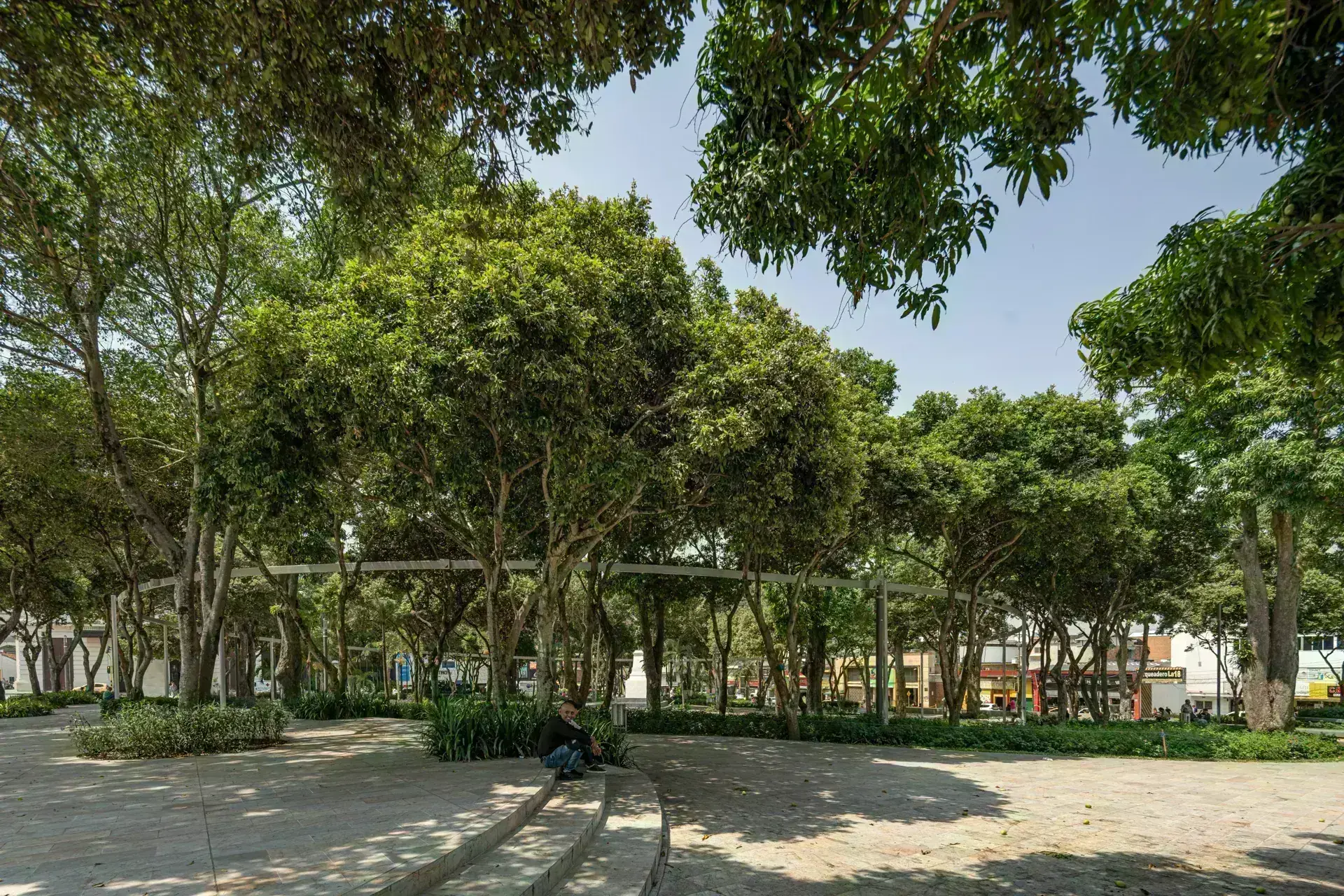 Juego de texturas de pisos continuos de concreto y piedra laja en las plazas.